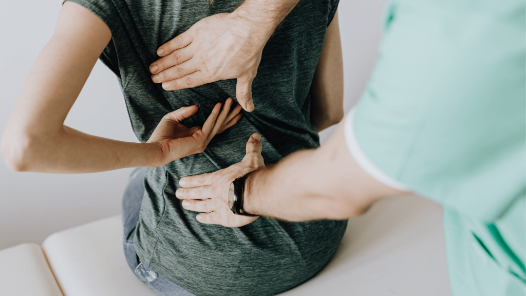 dores nas costas amputado que utiliza prótese